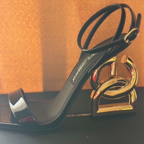 NEW WITH BOX SANDALO VERNICESIZE 39